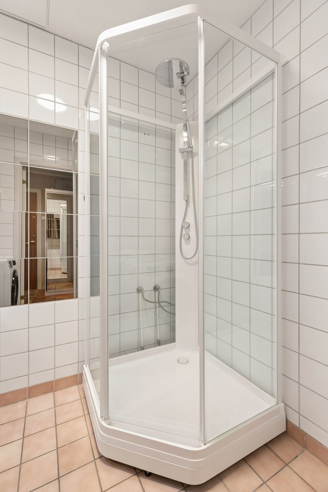 Badet er utstyrt med et funksjonelt dusjkabinett som ble montert i 2025. Galleribilde