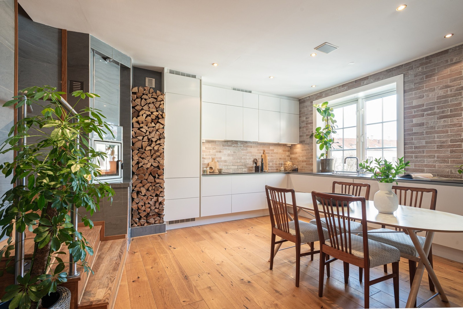 Kjøkkenet er virkelig leilighetens hjerterom med sin sosiale utforming. Galleribilde