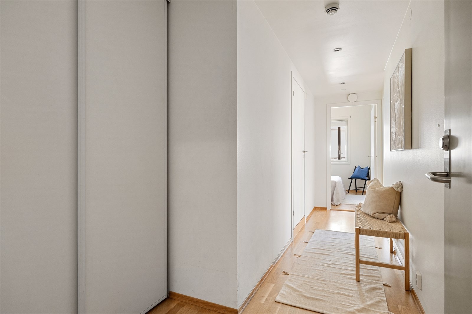 I entréen er det god plass til å henge fra seg yttertøy og sko i skyvedørsgarderoben Galleribilde