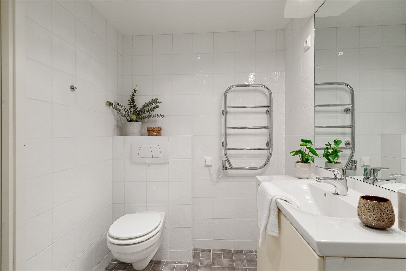 Badet er utstyrt med mekanisk avtrekk, rørfordelingsskap, stoppekran og veggmontert wc Galleribilde