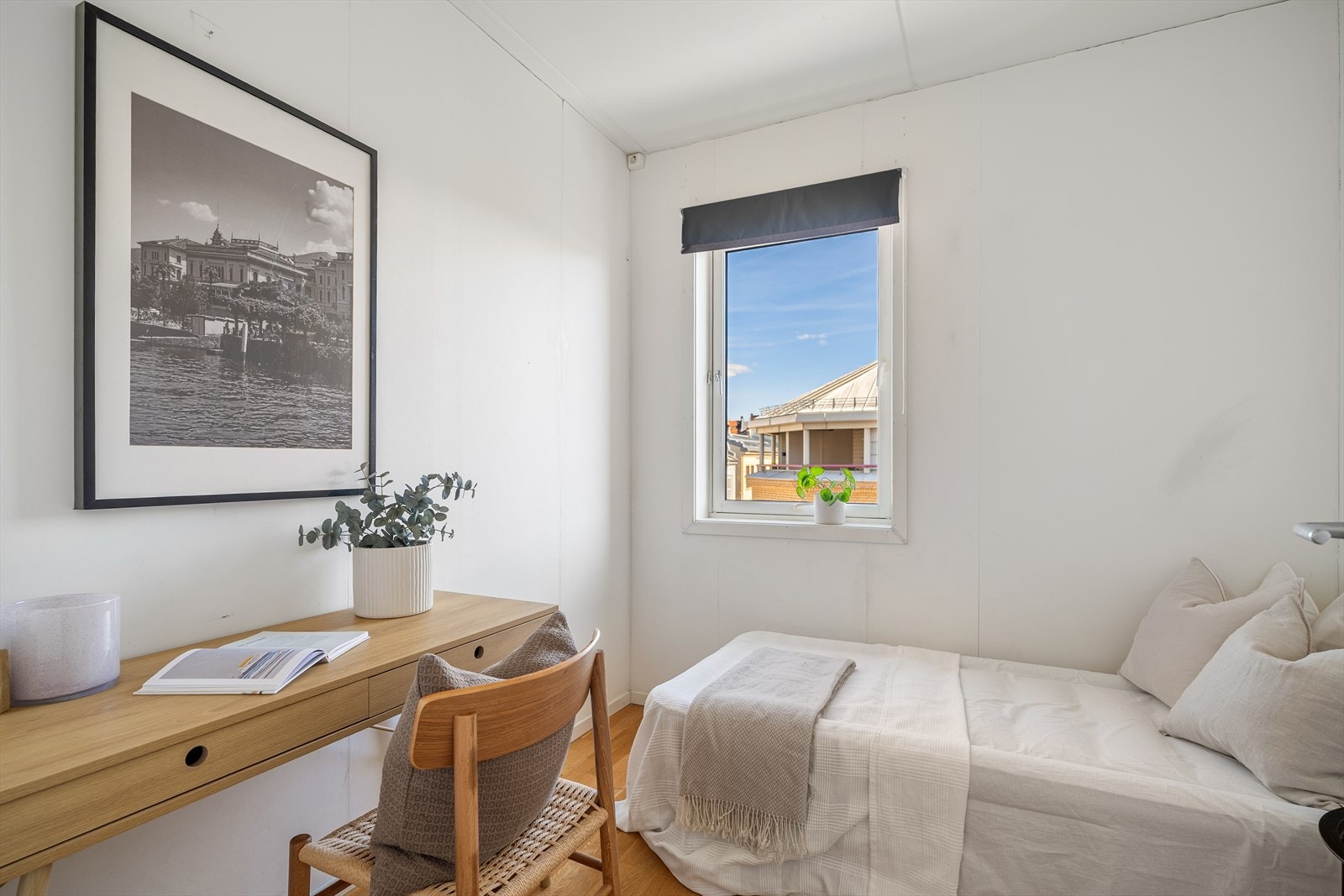 Soverom 2 med god plass til seng og oppbevaring - perfekt som gjesterom eller hjemmekontor Galleribilde