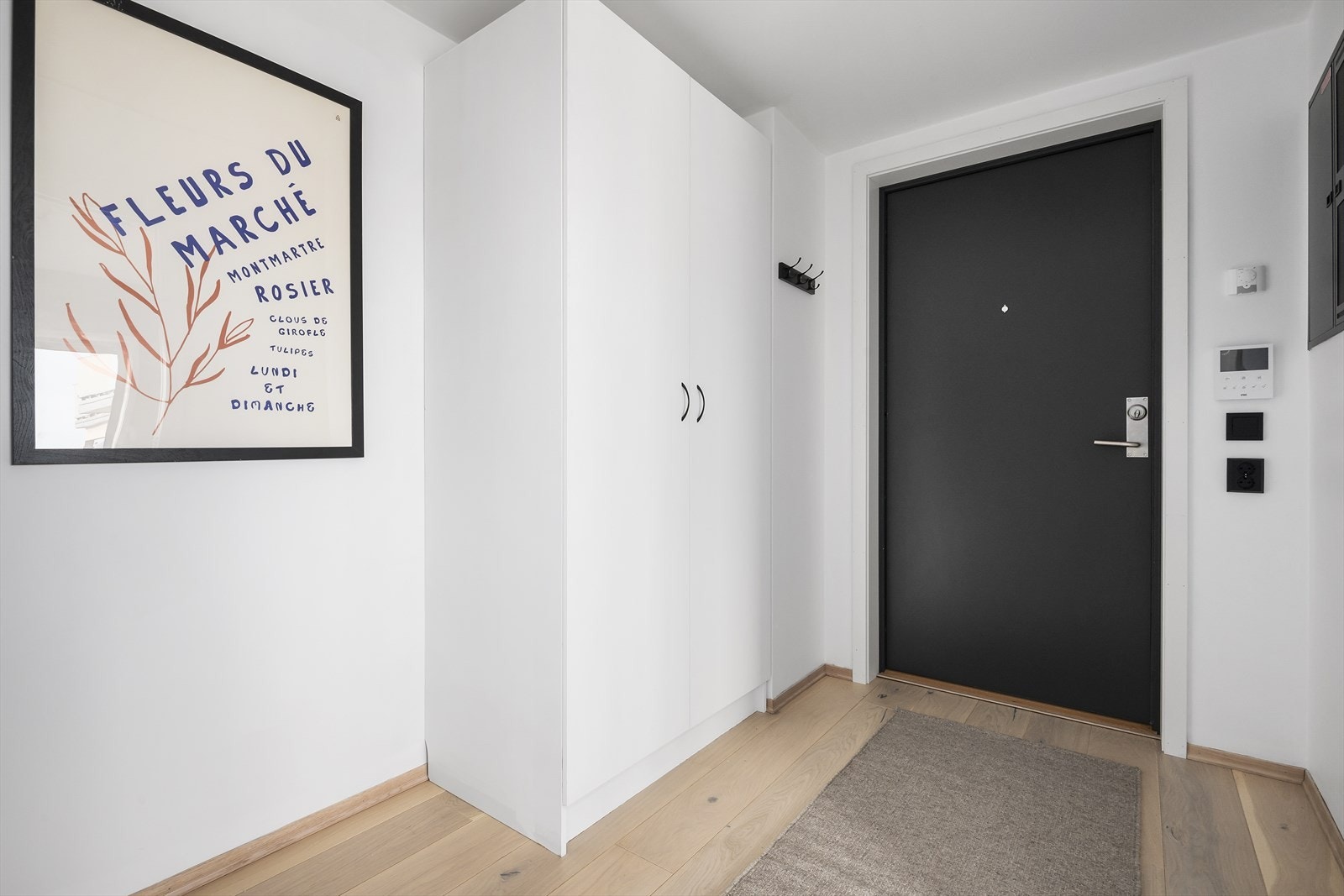 Lys og innbydende entré med god plass til å henge fra seg yttertøy. Dørcalling med kamera. Galleribilde