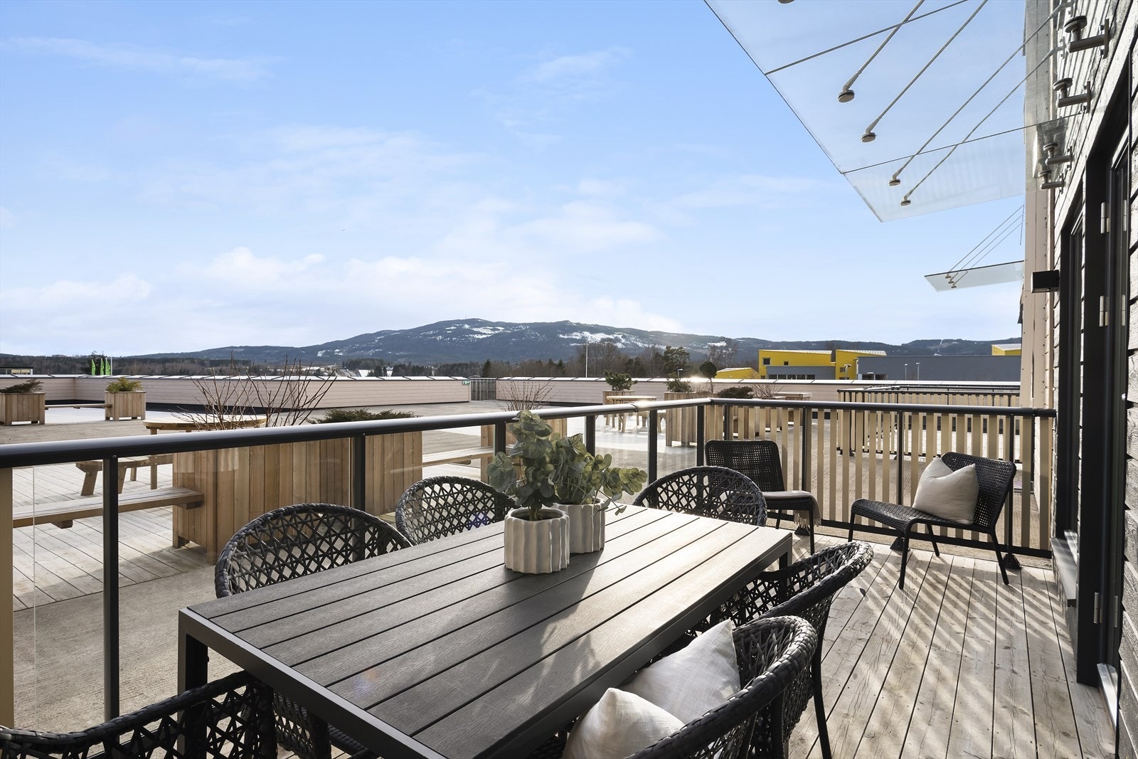 Lys og moderne selveierleilighet i bygg fra 2023 med solrik terrasse og utsikt! Galleribilde