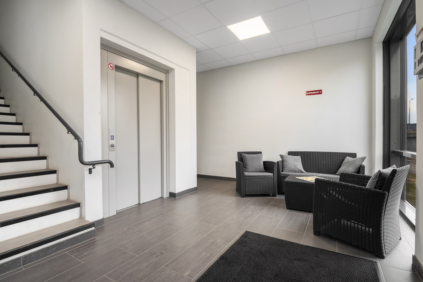 Pent inngangsparti med trappeløp og heis. Galleribilde