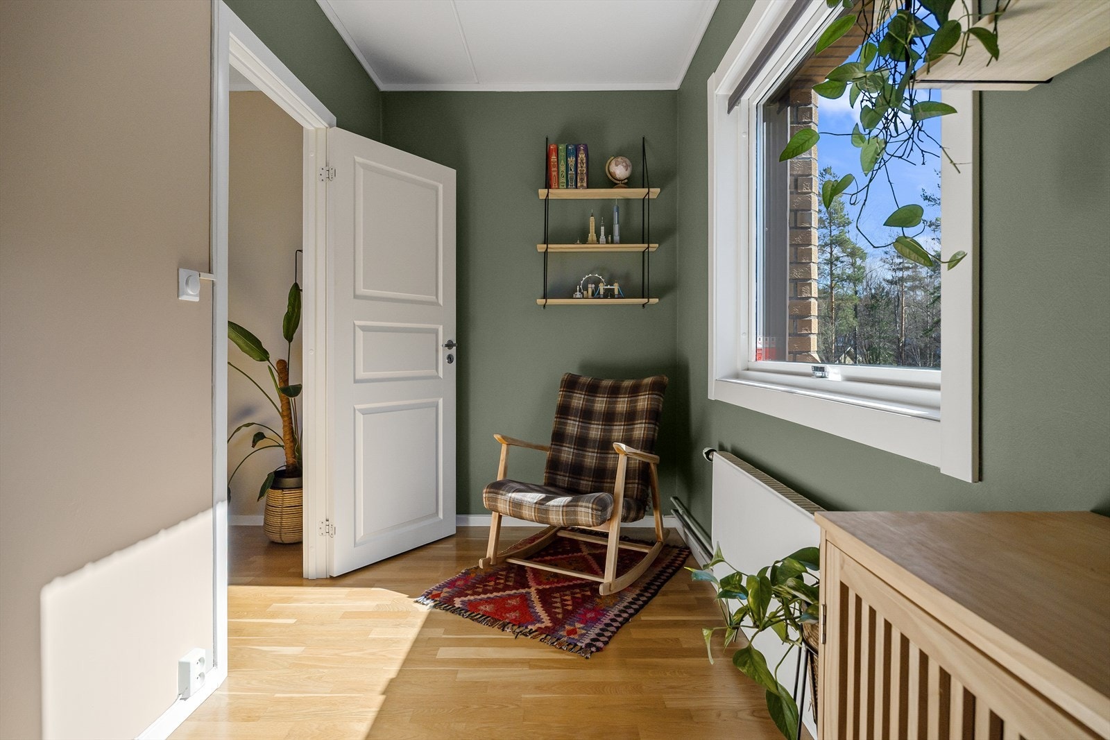 Soverom II | Innbydende rom med plass til seng, nattbord og garderobeløsning. Her det godt med naturlig lysinnslipp. Galleribilde