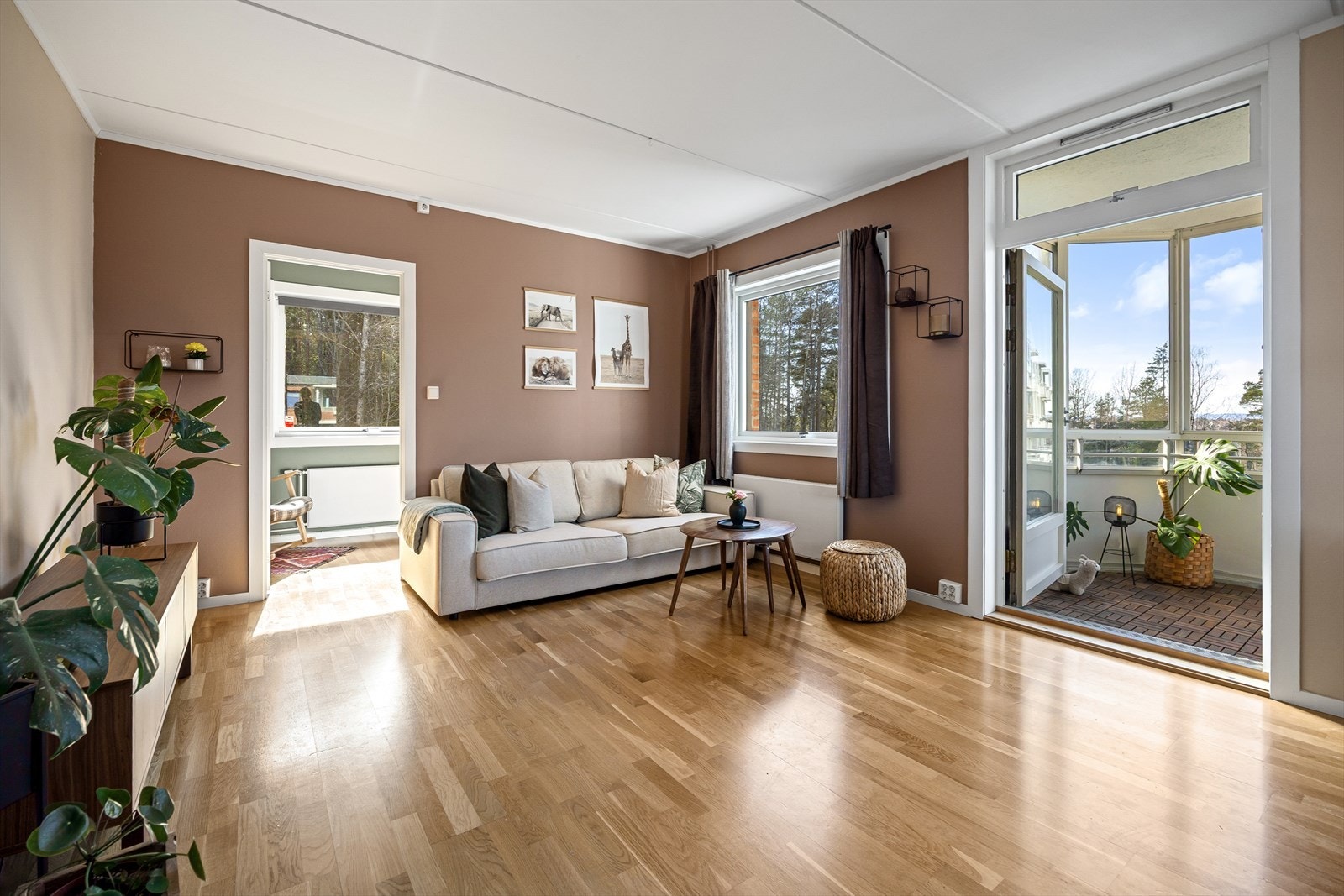 Innbydende stue med god plass til spiseplass, sofagruppe og tv-seksjon. Galleribilde