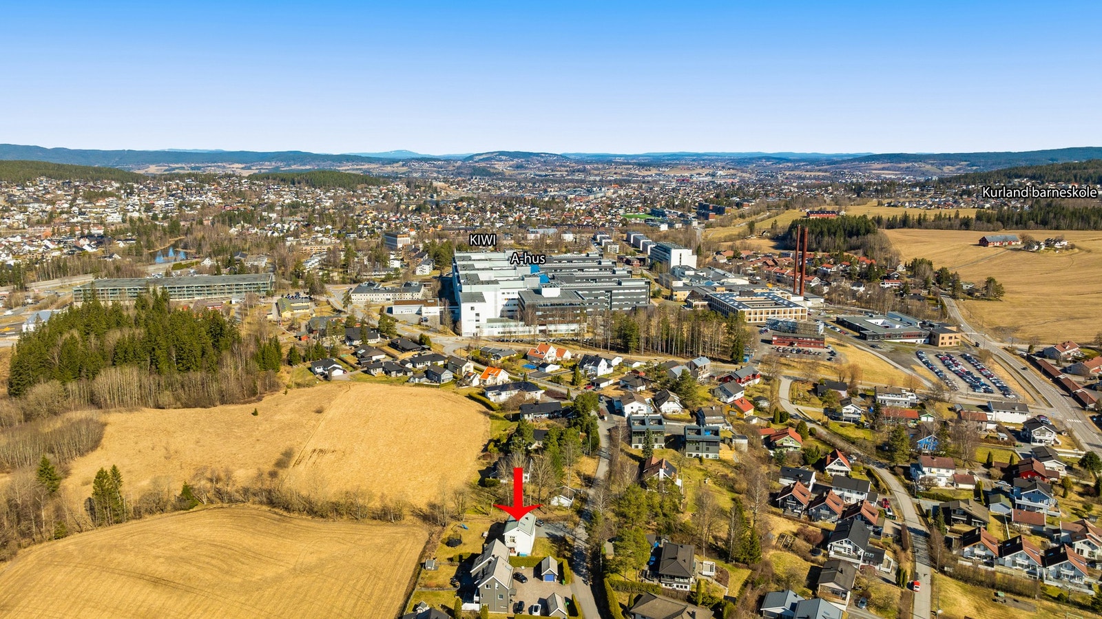 Boligen sogner til Kurland barneskole og Hammer ungdomskole. Det er også umiddelbar nærhet til Ahus. Galleribilde