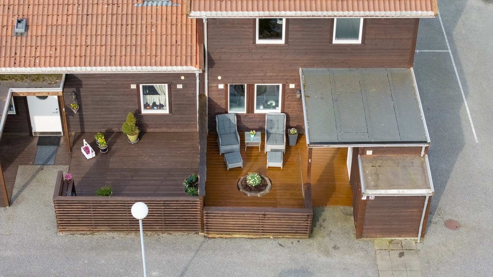 Her får du uteplass på begge sider av boligen, med gode solforhold. Galleribilde
