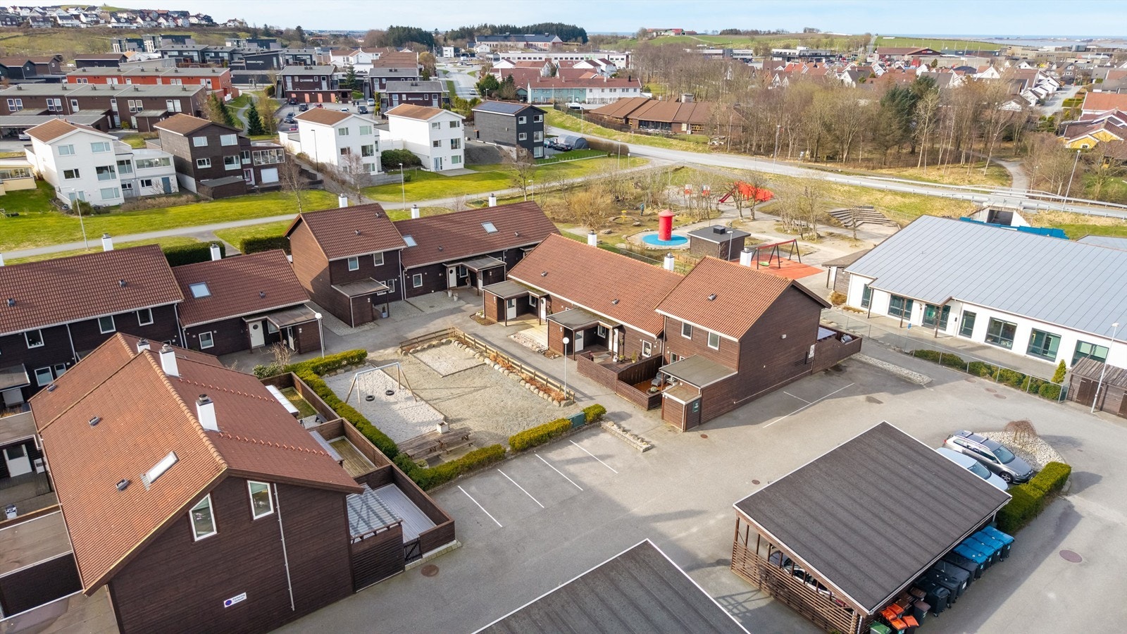 Rett ved siden av borettslaget ligger Sørhellet barnehage, noe som gjør hverdagslogistikken svært enkel. Galleribilde
