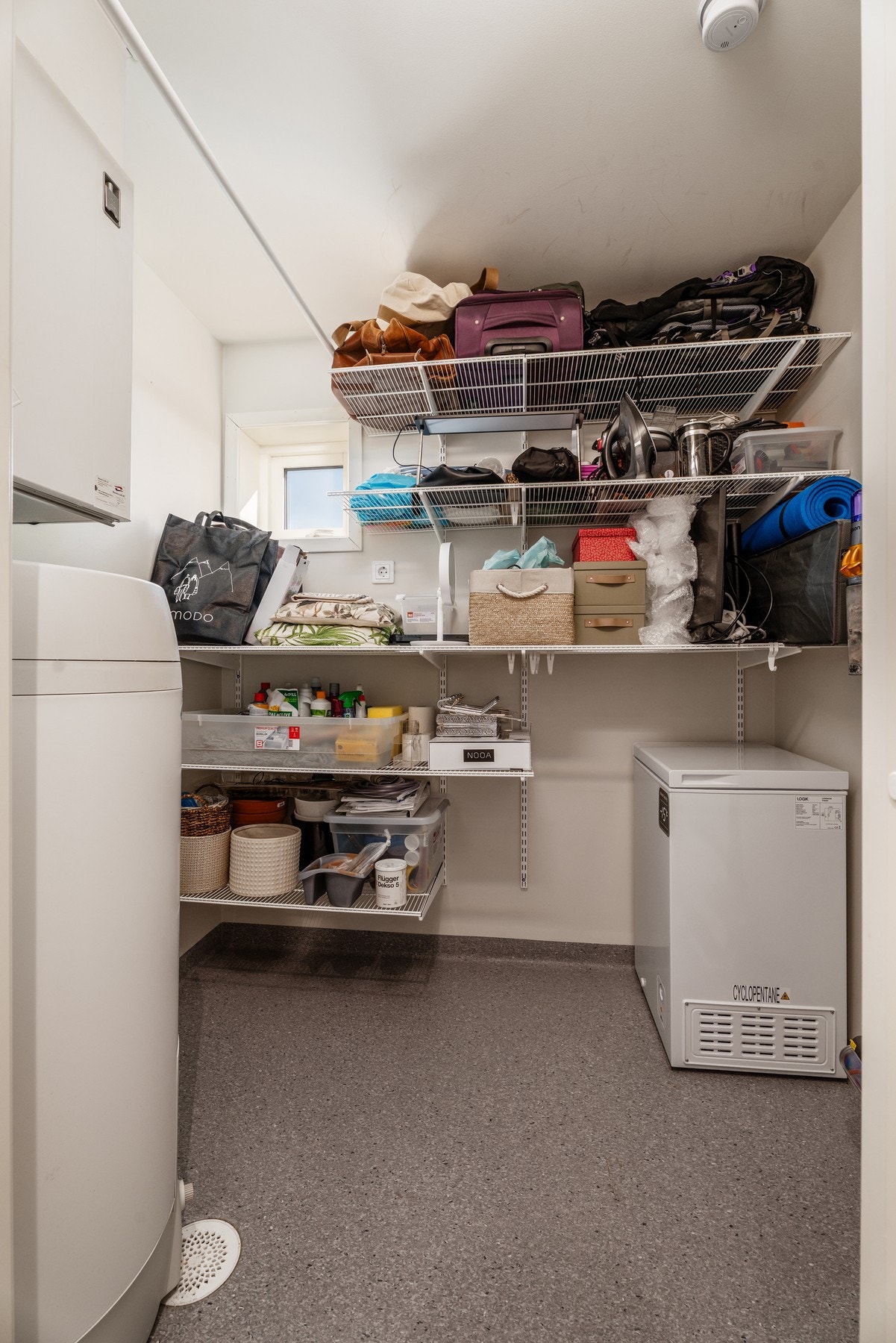 Boden har godt med lagringsplass og er innredet med smarte, plassbesparende løsninger. Boligen er utstyrt med balansert ventilasjon, som bidrar til et jevnt og behagelig inneklima året rundt. Galleribilde