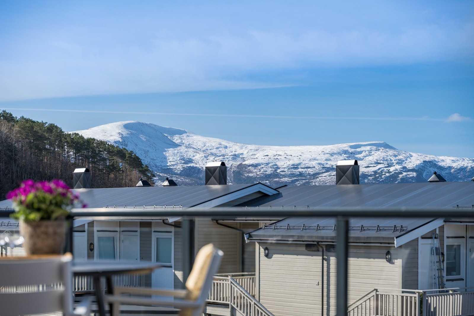Fra balkongen er det utsikt mot flotte Sulafjellet og sol fra morgen til kveld. Galleribilde