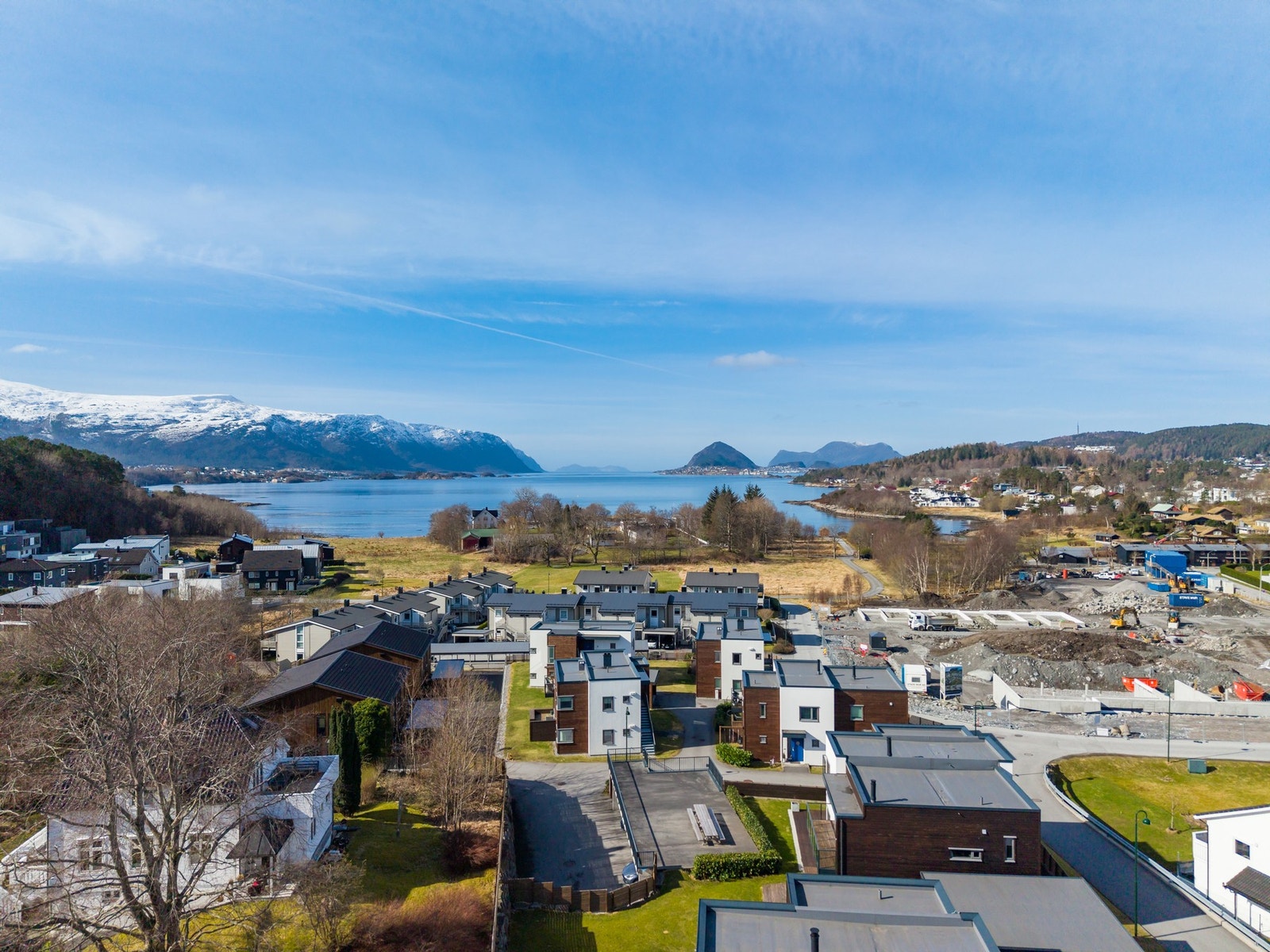 Områdeoversikt. Fra eiendommen er det kort avstand til flotte turområder som Høgenakken, Hatlaåsen og Fjordstien. Galleribilde