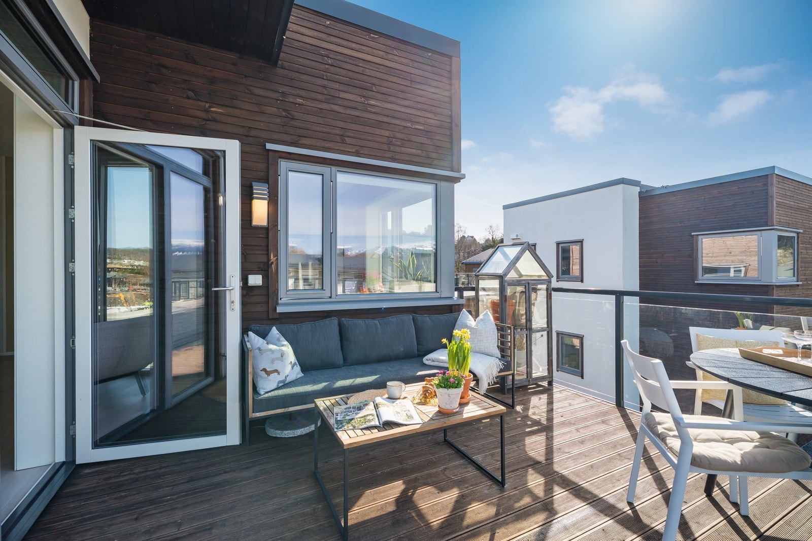 Balkongen strekker seg over ca. 13 kvm og er belagt med Møre Royal terrassebord, som gir et solid uteområde. Galleribilde