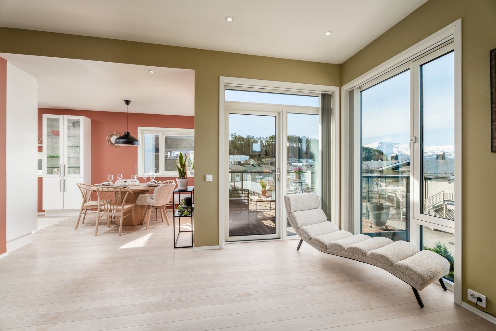 Store vindusflater i stuen slipper inn god mengde med naturlig lys og bidrar til en lys og trivelig atmosfære. Galleribilde