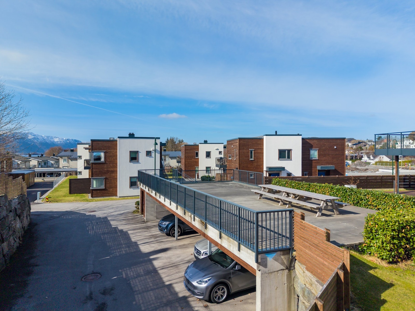 Felles uteplass over carport som disponeres av sameiet. Galleribilde