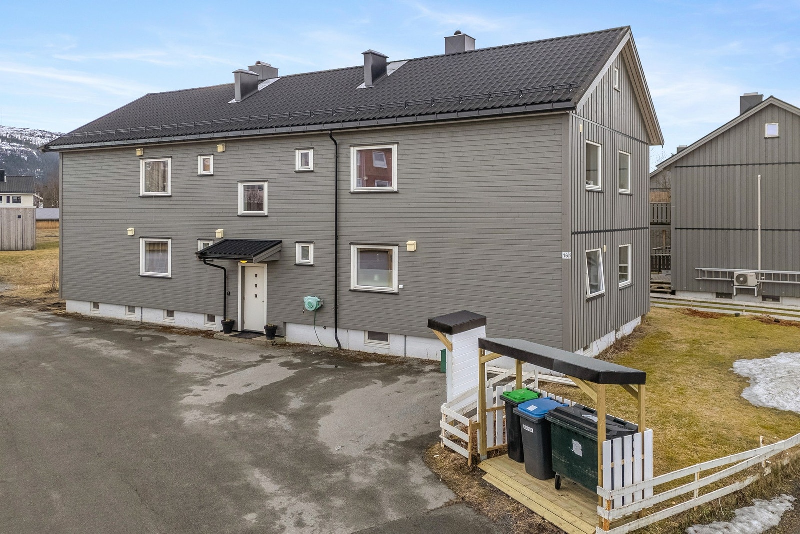 Leiligheten ligger i 2. etasje til høyre Galleribilde