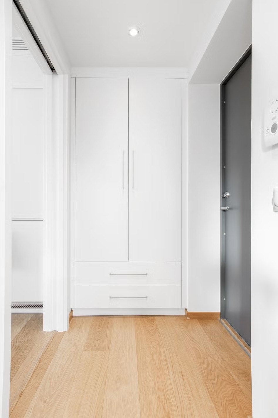 Entreen har garderobeskap, downlights i himling og dørcalling Galleribilde