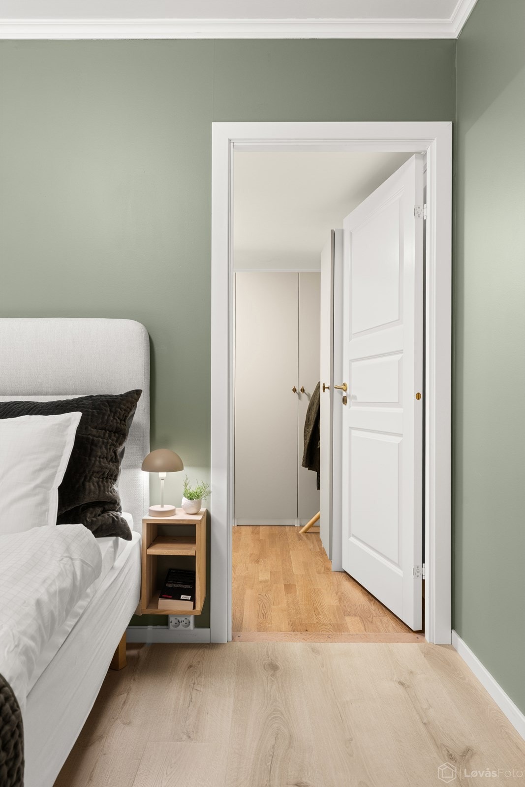 Fra hovedsoverommet er det inngang til en praktisk garderobe. Galleribilde
