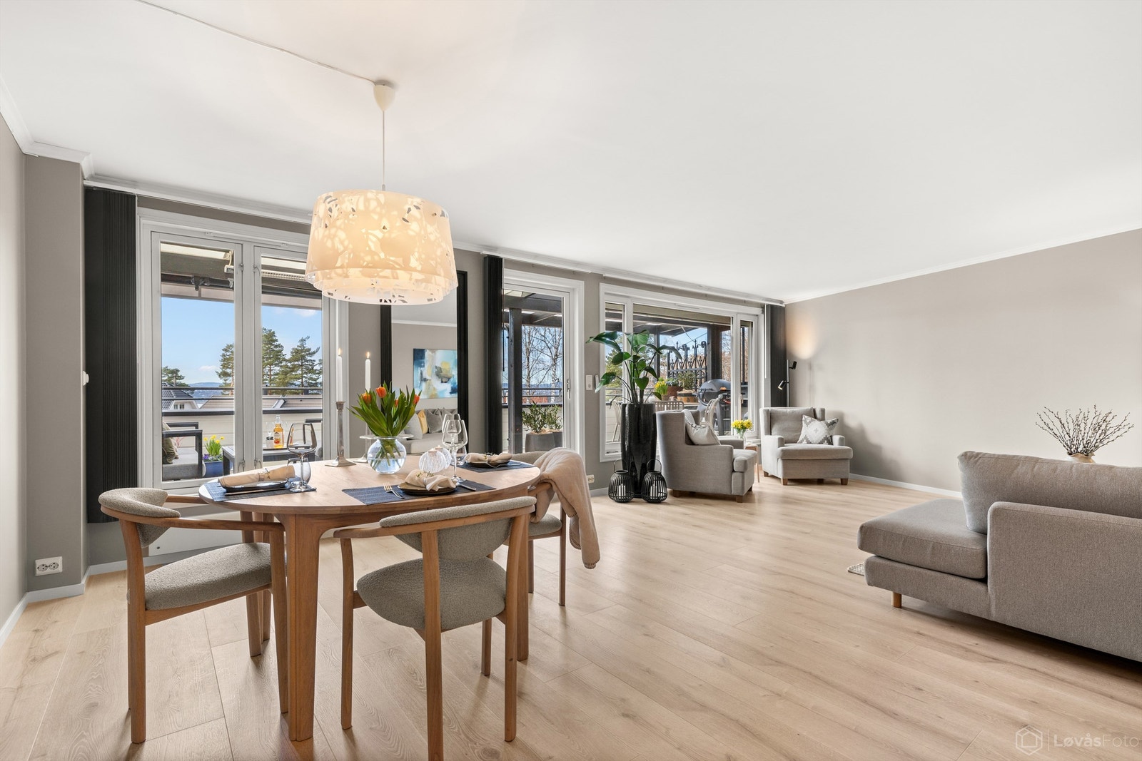 Store vindusflater og utgang til terrassen slipper rikelig med dagslys inn. Galleribilde