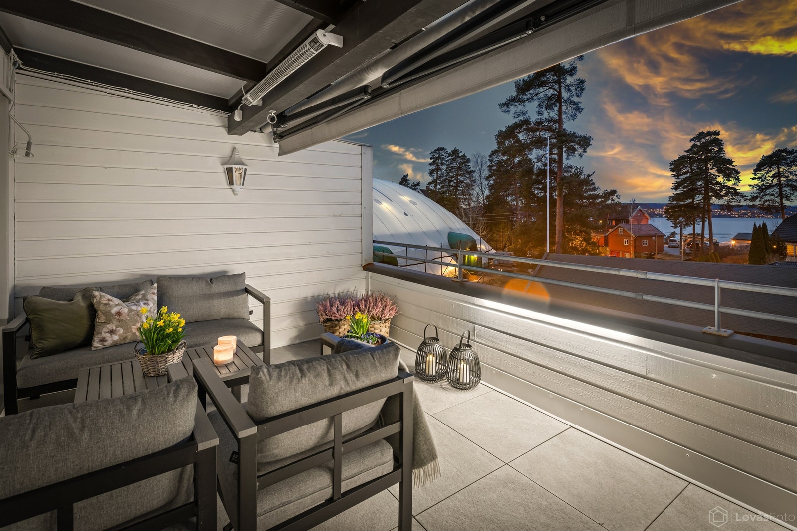 En romslig uteplass med flere møbleringsmuligheter. Galleribilde