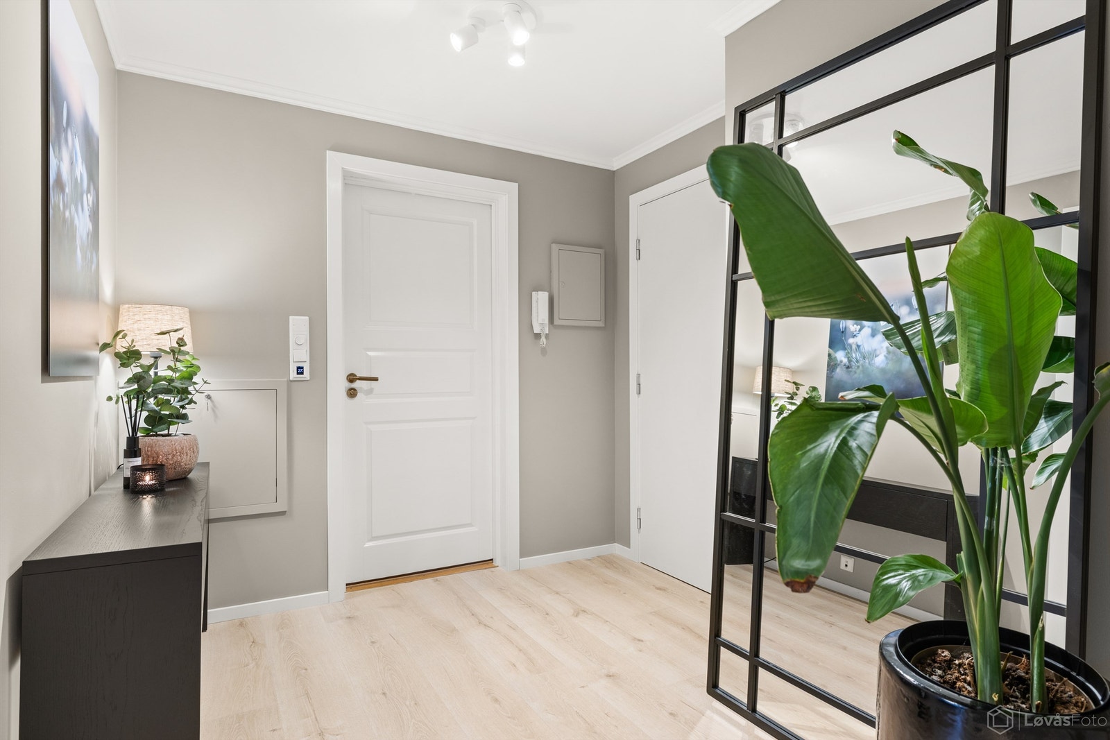Entré med adkomst til alle rom. Inngangsdøren har brannklasse B30 og lydklasse db35. Galleribilde