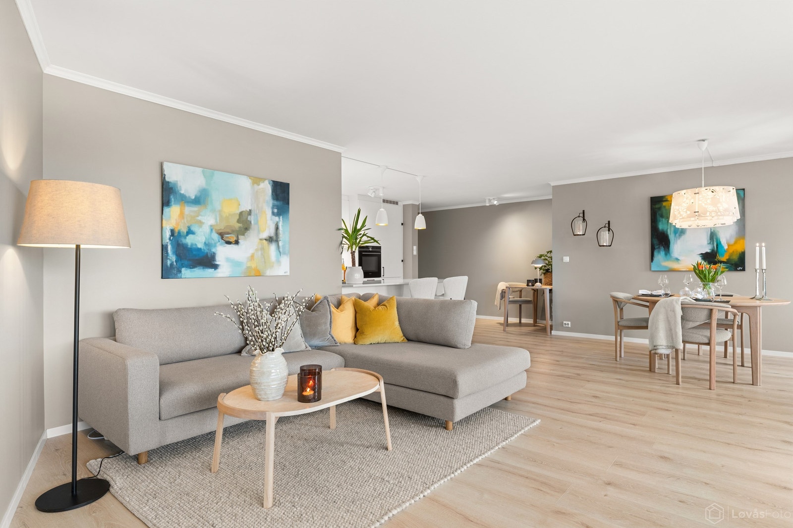 Det åpne allrommet gir god plass til både sofagruppe og spisebord. Galleribilde