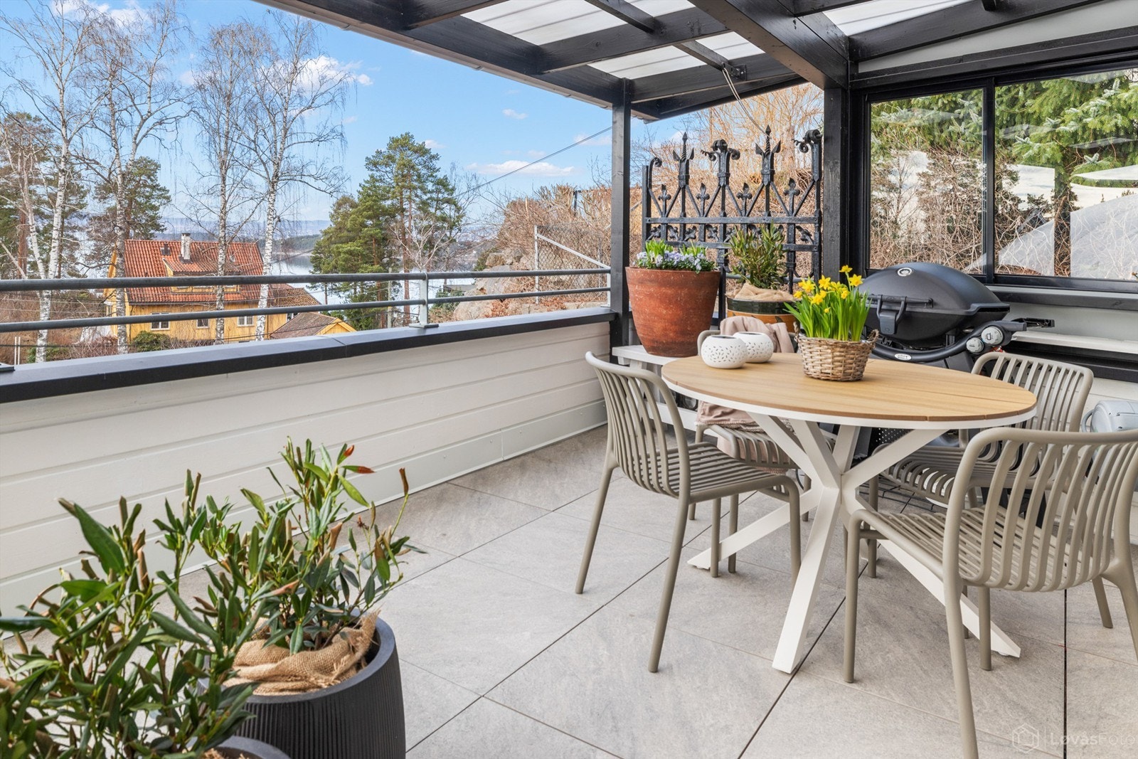 Terrassen på 22 m² har god plass til både spisebord og loungegruppe. Galleribilde