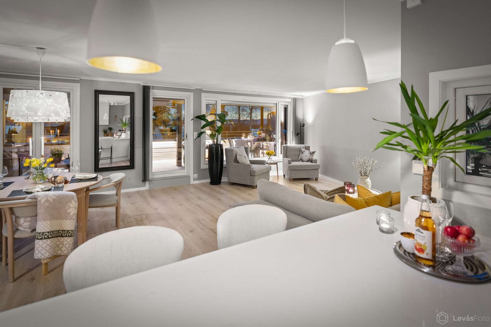 Fra kjøkkenet har du full oversikt over stuen og utgangen til terrassen. Galleribilde