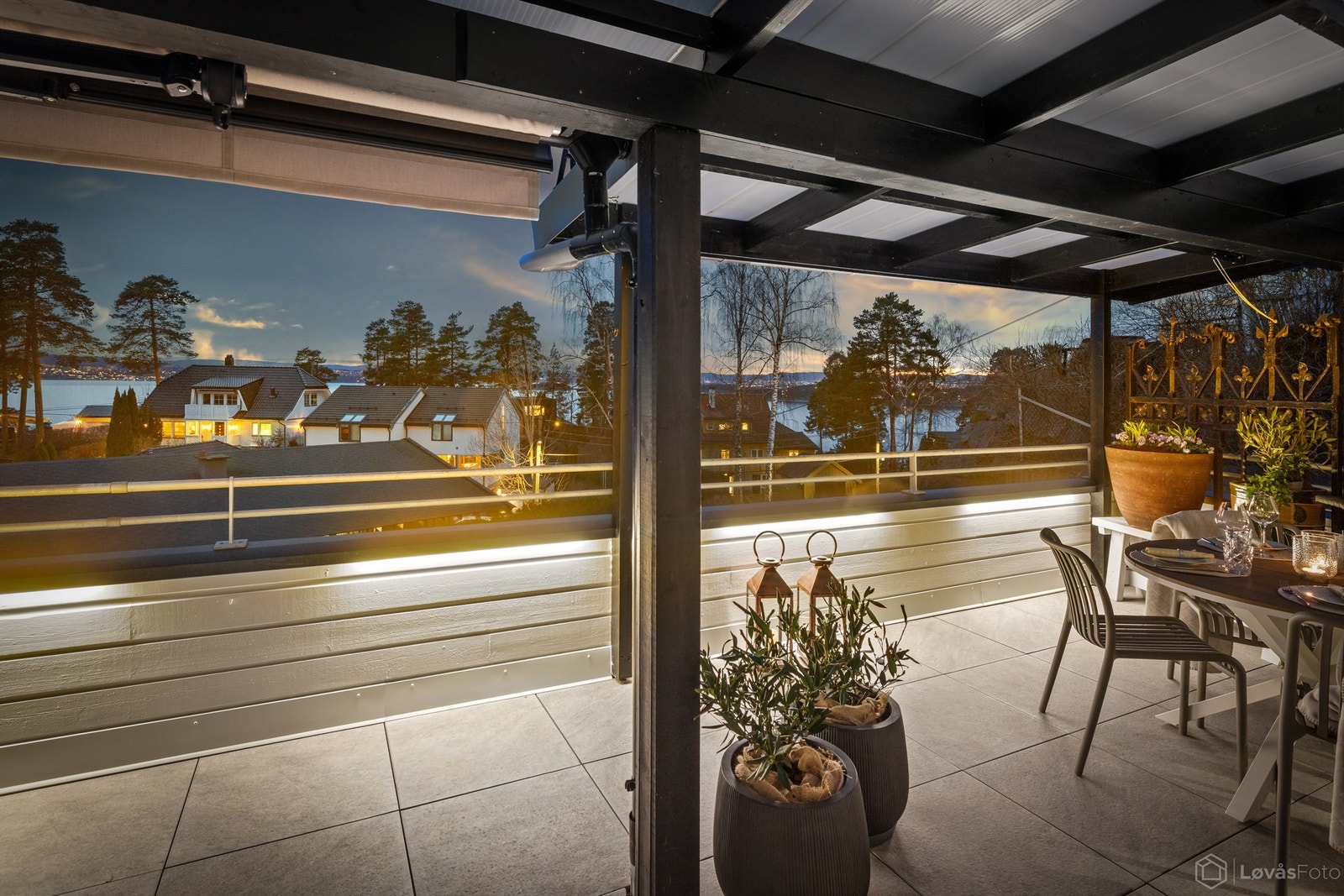 Nyt utsikten og kveldsstemningen. Galleribilde