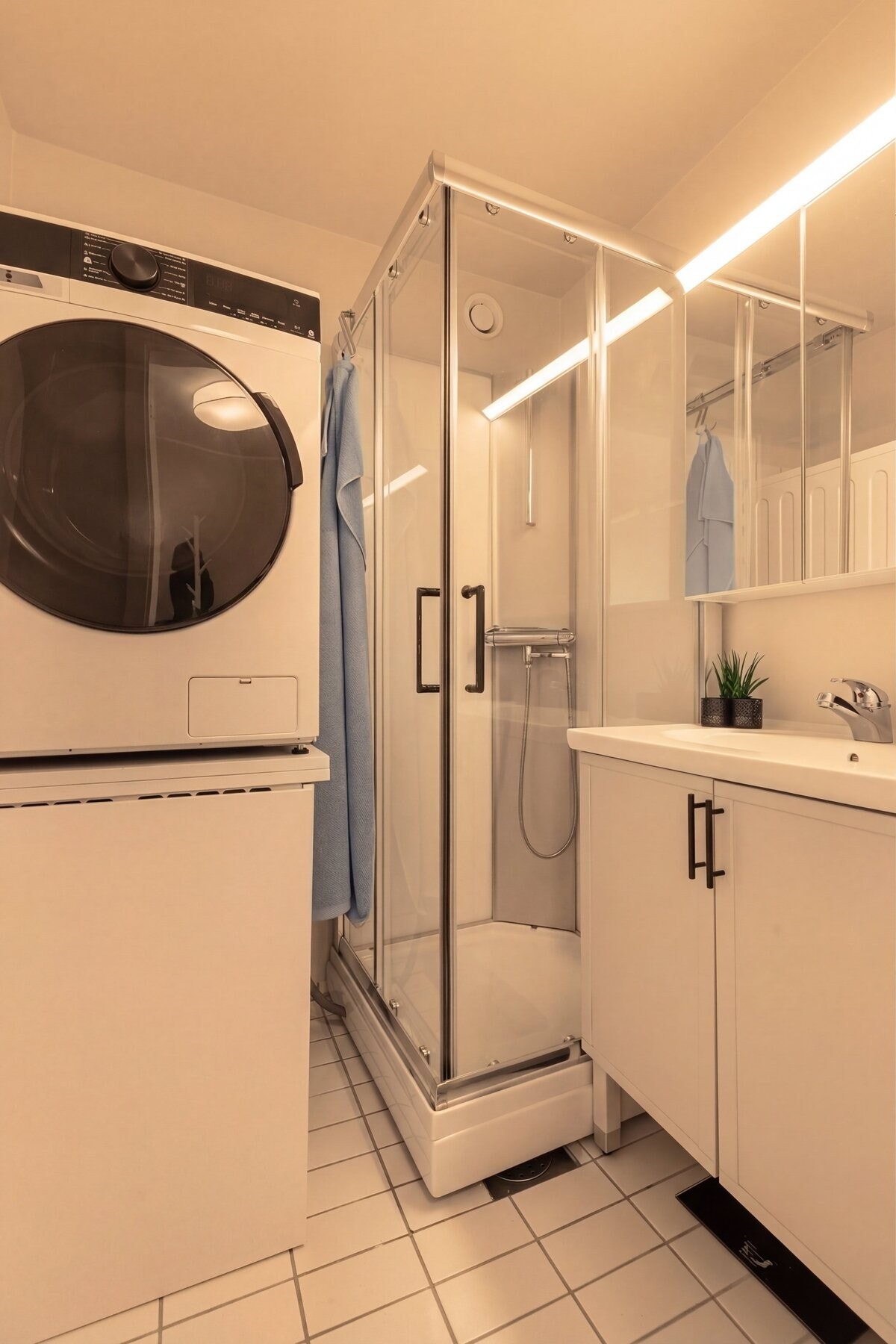 Badet er utstyrt med servant, servantmøbel, speilskap med lys og opplegg for vaskemaskin. Galleribilde