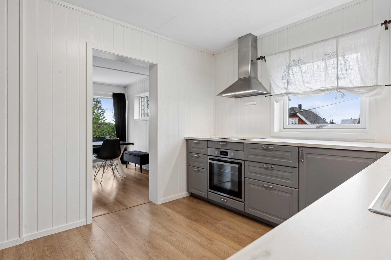 Boligen har separat kjøkken med adkomst fra stuen. Her kommer du inn til et klassisk og pent kjøkken. Galleribilde
