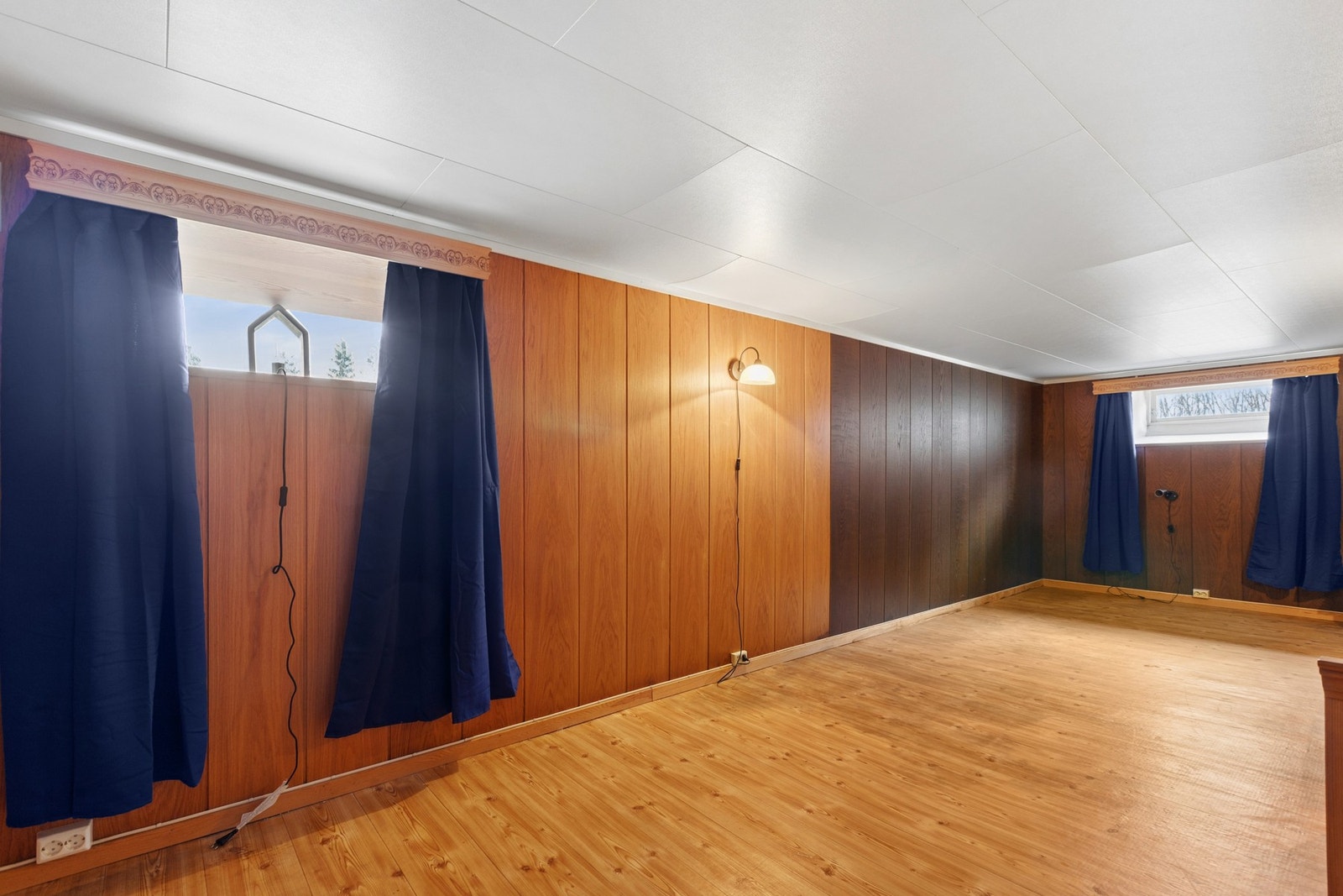 Romslig kjeller brukt som kjellerstue. Galleribilde