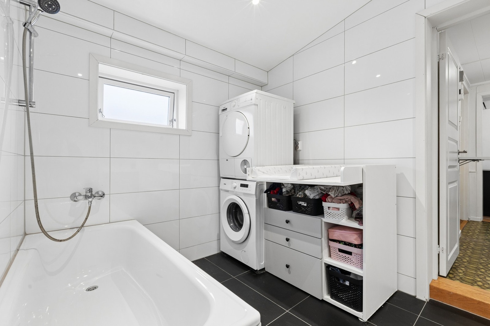 Utrekksvifte er plassert på vegg ved dusjsonen. Badet har to sluk, ett i dusjsonen og ett ved badekaret. Galleribilde