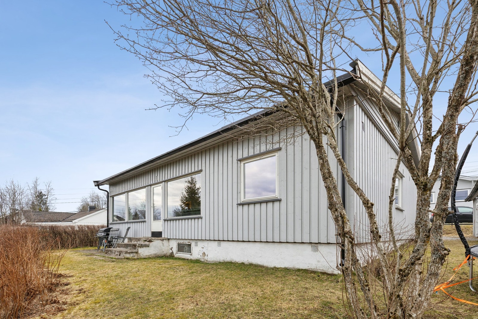 Eneboligen har en attraktiv og familievennlig beliggenhet i et rolig og veletablert boligområde på Dal i Eidsvoll kommune. Galleribilde