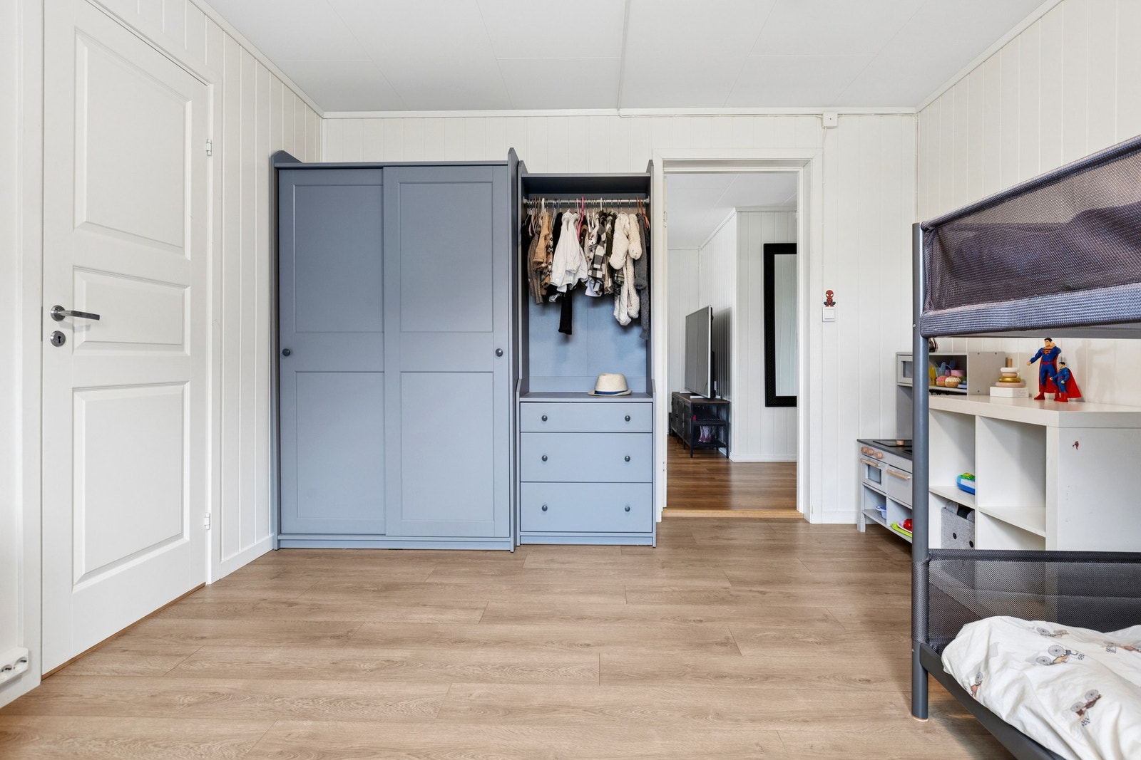 Rommet har god plass til garderobeskap og hyller for ekstra oppbevaring. Galleribilde