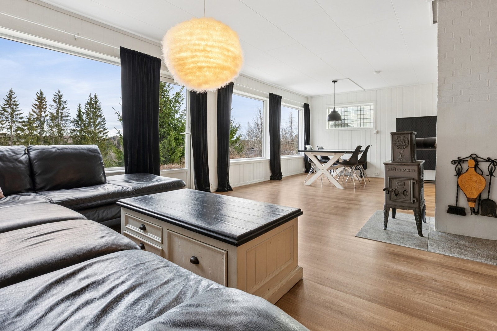 Stuen har vedovn, god plass til sittegruppe og laminatgulv som gir et moderne og lunt preg. Galleribilde