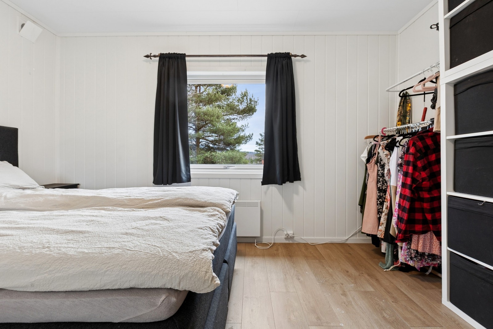 Soverommet er romslig og har plass til garderobeskap for oppbevaring av tøy og diverse. Galleribilde