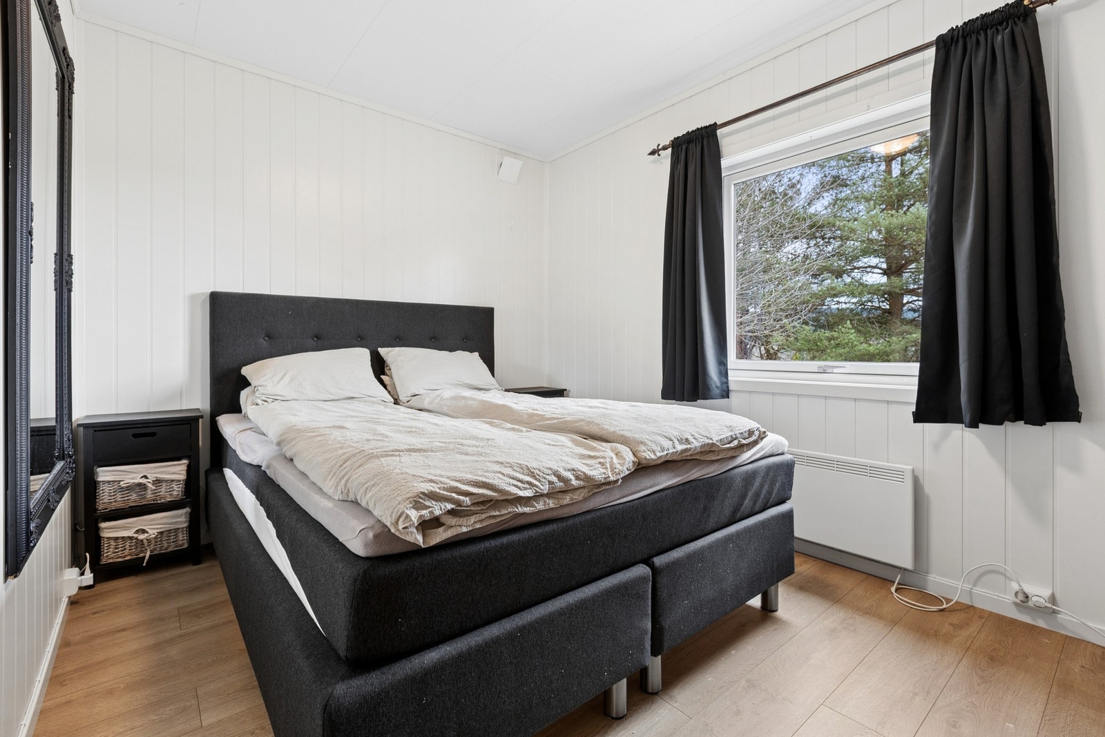 Godt soverom med plass til dobbeltseng. Rommet har lyse vegger og parkettgulv. Vinduet slipper inn naturlig lys. Galleribilde