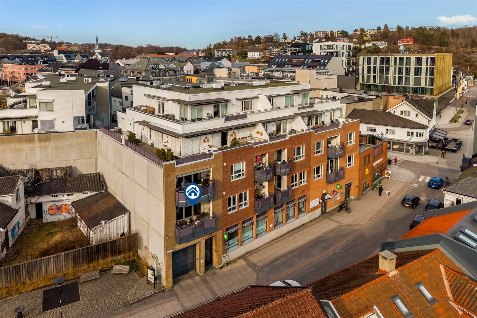 Hverdagen blir både enkel og inspirerende når du har byens tilbud like i nærheten. Fra leiligheten har du kort vei til Hvaltorvet kjøpesenter med et bredt utvalg av butikker. Galleribilde