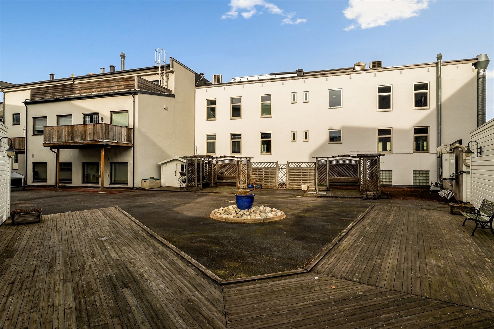 Sameiet kan by på et trivelig, felles atrium som fungerer som en naturlig møteplass for beboerne. Her kan man nyte rolige stunder utendørs i skjermede omgivelser, samtidig som det gir en sosial og inkluderende ramme for fellesskapet. Galleribilde