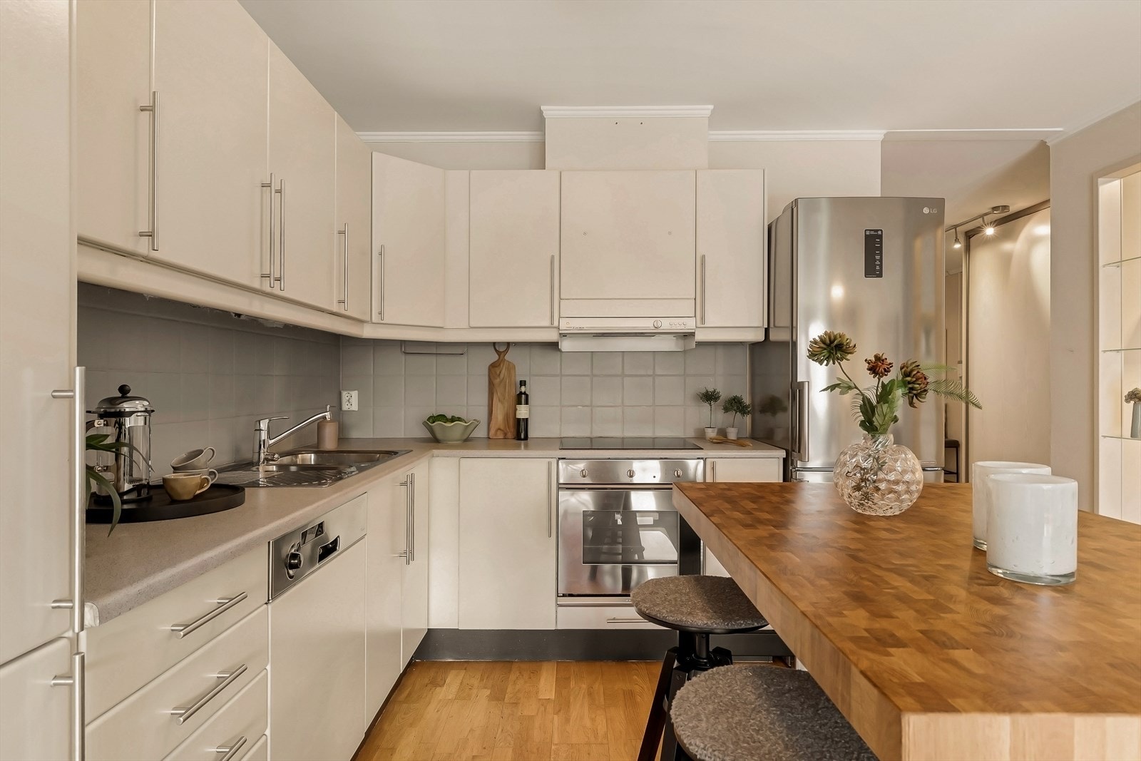 Kjøkkenet fremstår stilrent og moderne med en gjennomført innredning bestående av glatte fronter som gir et rent og tidløst uttrykk. Galleribilde
