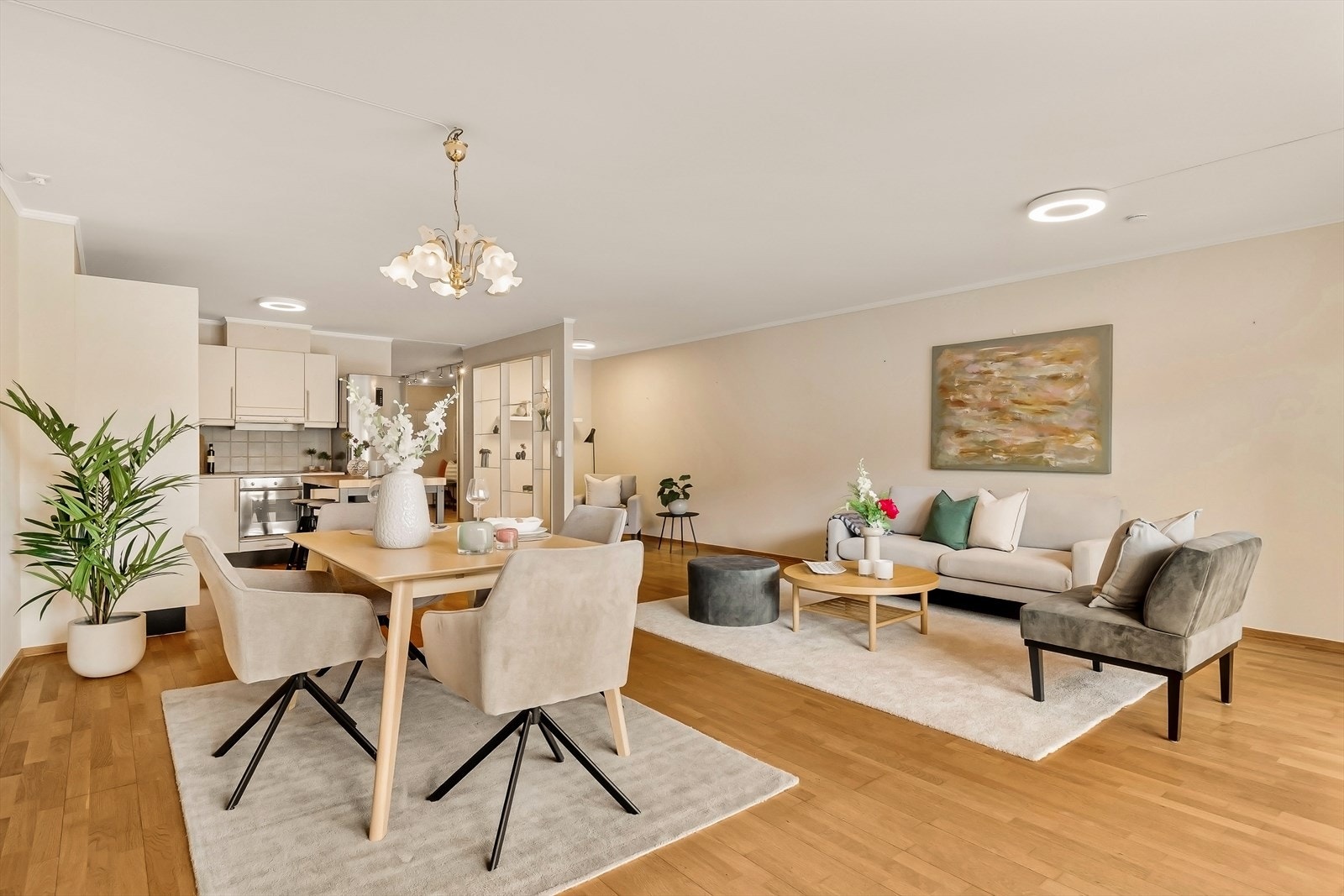 Samspillet mellom de ulike sonene gir en moderne og gjennomført planløsning, hvor både funksjonalitet og trivsel står i fokus. Galleribilde