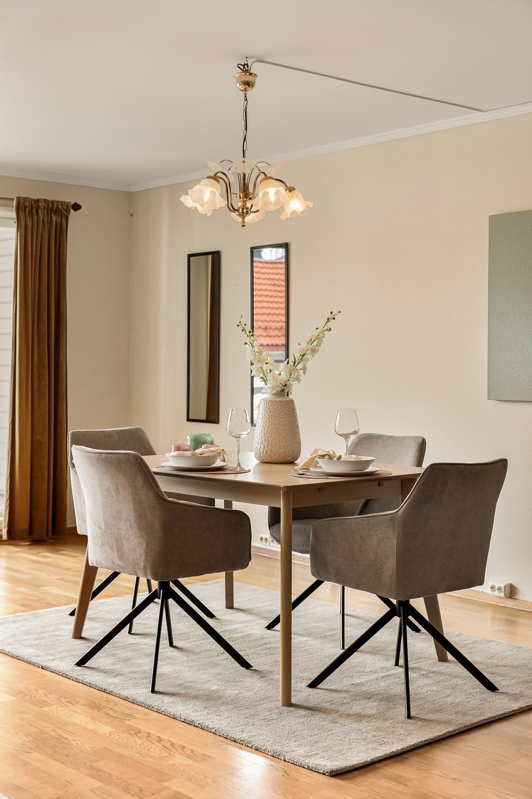 Spisestuen fremstår som både romslig og innbydende, med god plass til et stort spisebord - perfekt for hyggelige middager og sosiale sammenkomster. Galleribilde