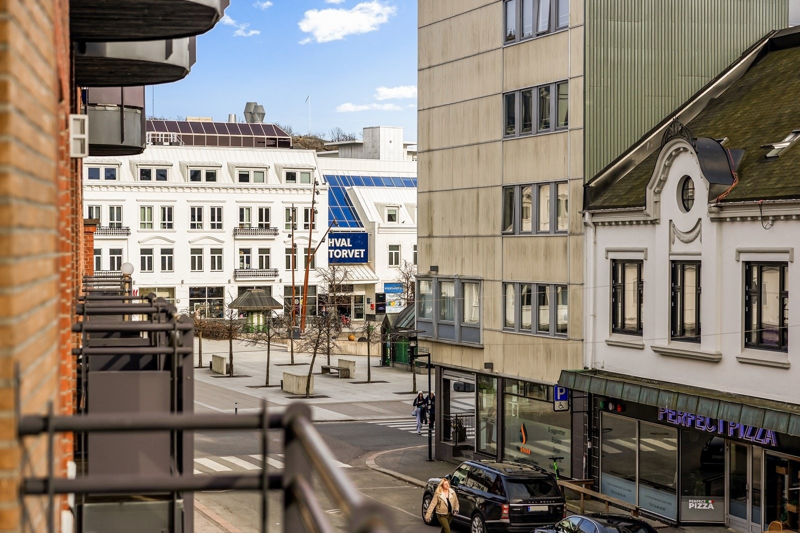 Fra balkongen kan du nyte en flott utsikt mot sentrum, som gir en ekstra dimensjon til uteplassen og skaper en herlig ramme rundt både rolige morgener og stemningsfulle kvelder. Galleribilde