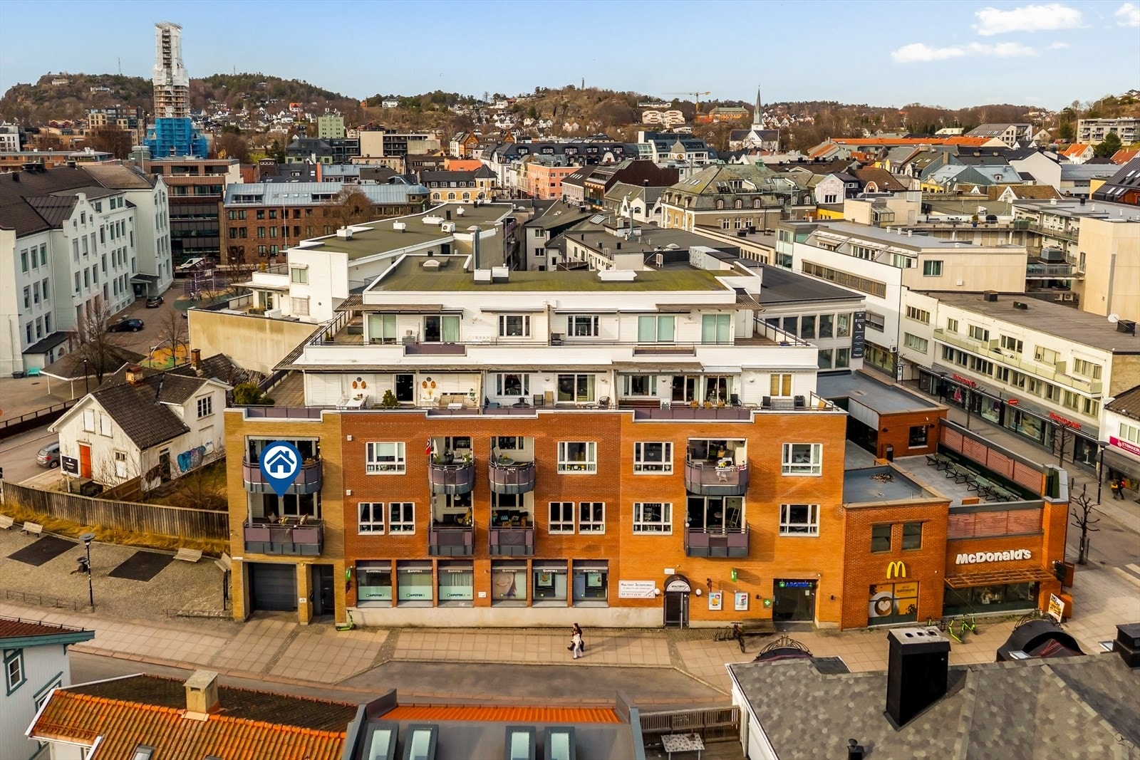Som beboer i Torggata 1 får du en sjelden mulighet til å bo midt i hjertet av Sandefjord - der bylivet pulserer rett utenfor døren, samtidig som du kan trekke deg tilbake til rolige og komfortable omgivelser i din egen moderne leilighet. Galleribilde