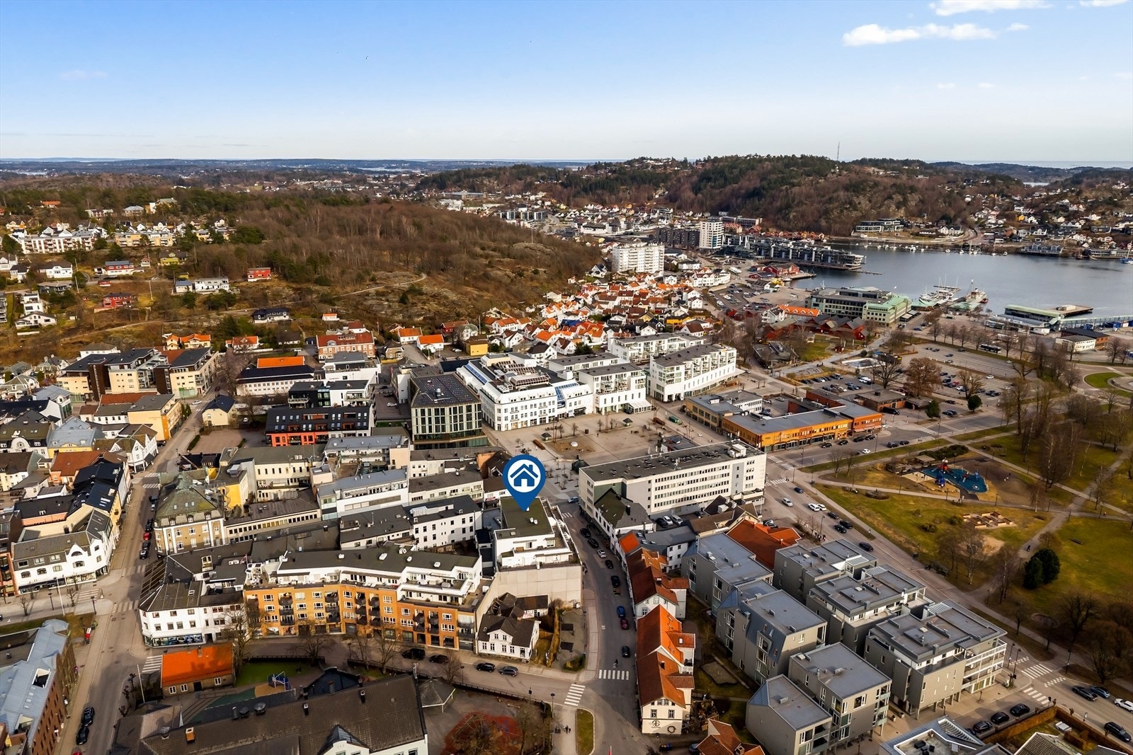 Fra boligen er det kun rundt 200 meter i luftlinje til Sandefjords sjarmerende havn - et av byens mest populære møtesteder. Her kan du nyte gode måltider ved sjøen, oppleve yrende liv på uteserveringene eller ta del i det maritime miljøet. Galleribilde