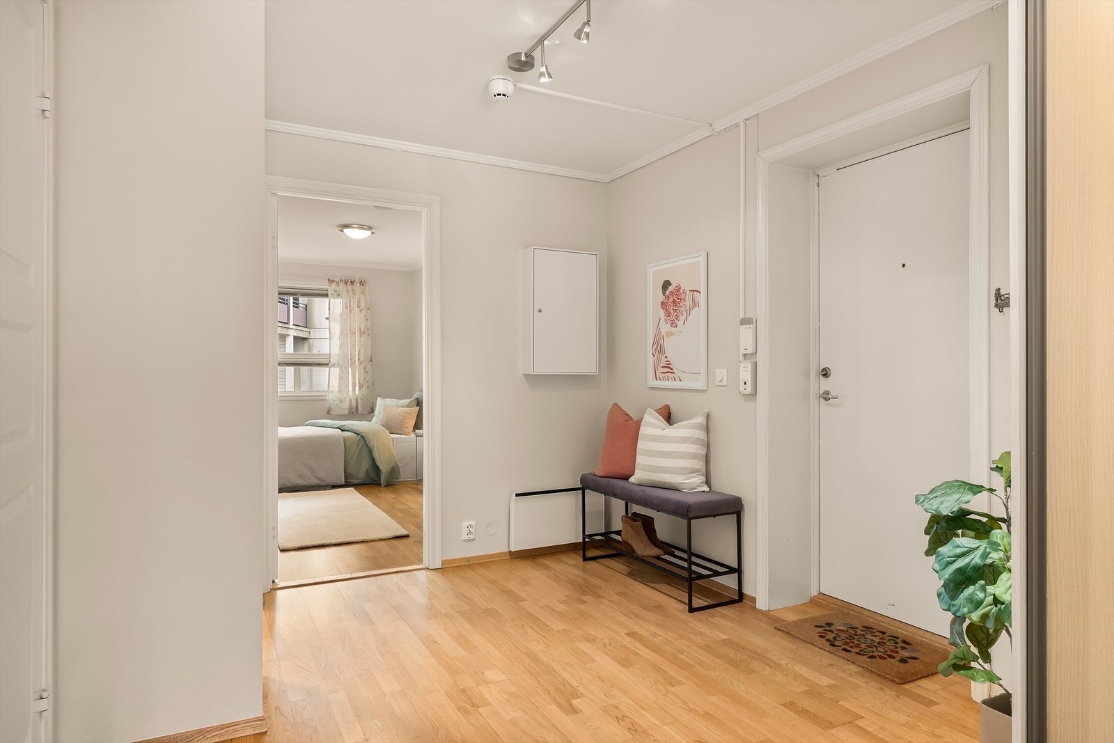 Entréen fremstår lys og innbydende, med en praktisk skyvedørsgarderobe som gir gode oppbevaringsmuligheter for yttertøy og sko. Galleribilde