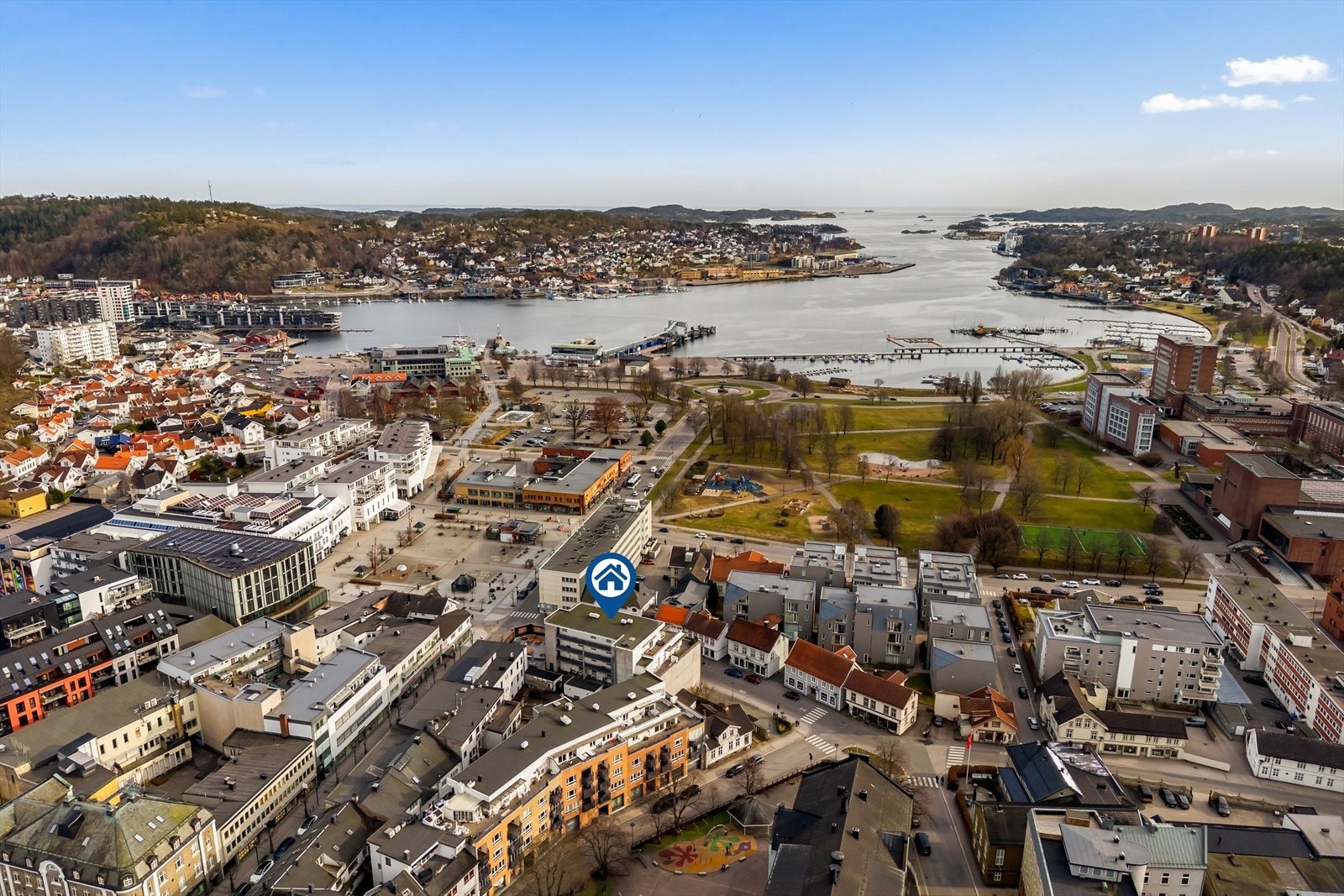 Beliggenheten er også ideell for deg som er mye på farten. Colour Line-terminalen ligger i gangavstand og gir deg enkel tilgang til hyggelige dagsturer til Strømstad og Sverige. Galleribilde