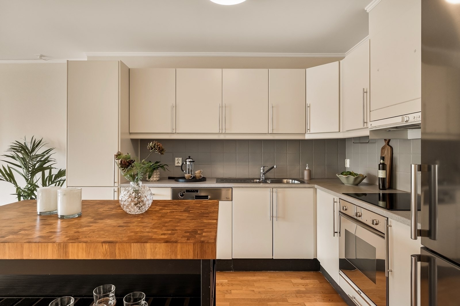 Kjøkkenet er utstyrt med integrerte hvitevarer, herunder platetopp, komfyr og oppvaskmaskin, samt ventilator tilkoblet byggets ventilasjonsanlegg - noe som sikrer et godt inneklima og en sømløs helhet i designet. Galleribilde