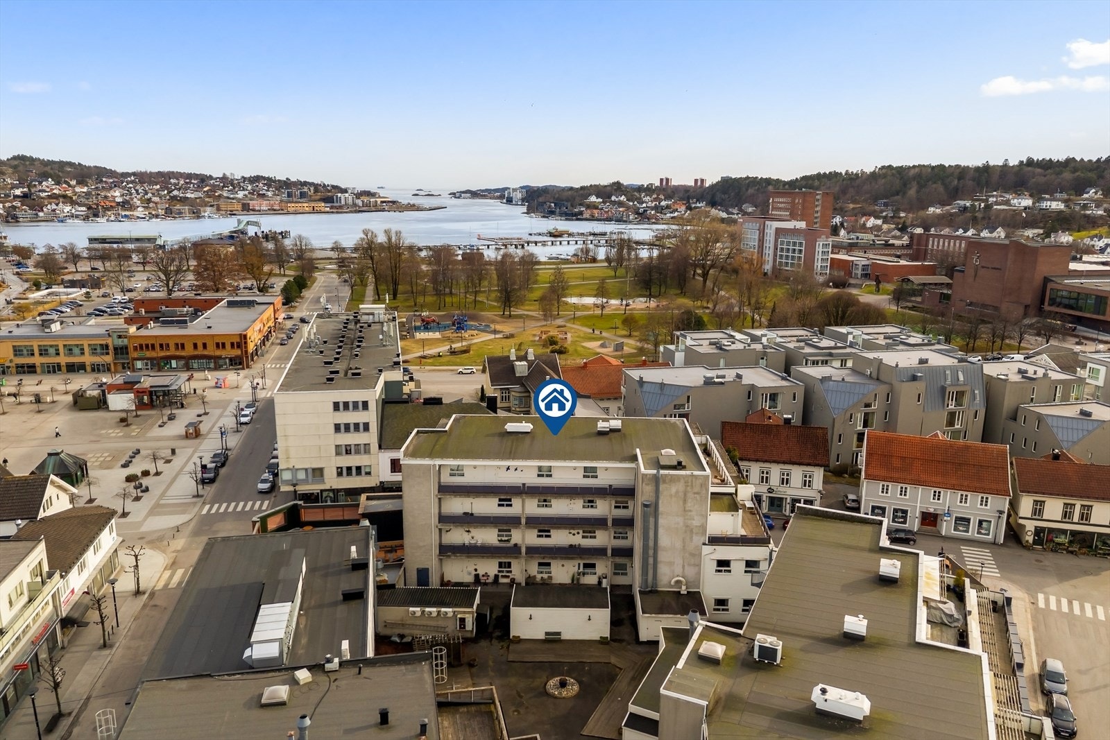 Kun et steinkast unna finner du Badeparken - Sandefjords vakre, grønne oase. Her kan du nyte rolige spaserturer langs vannet, slappe av i solen, eller samle venner og familie til hyggelige pikniker. I tilknytning til parken ligger Hjertnes kulturhus. Galleribilde